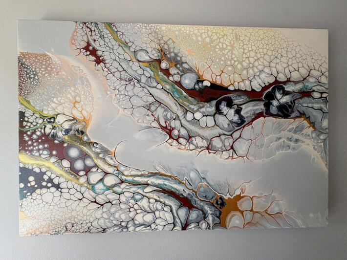 Transit, 36 × 24 × 1,5 po — Acrylique, art fluide, vernis brillant Originale • Pièce unique Cet instant suspendu entre départ et arrivée, où le mouvement devient beauté. Une invitation à accueillir le changement. ---That suspended instant between departure and arrival, where motion becomes beauty. An invitation to welcome change.